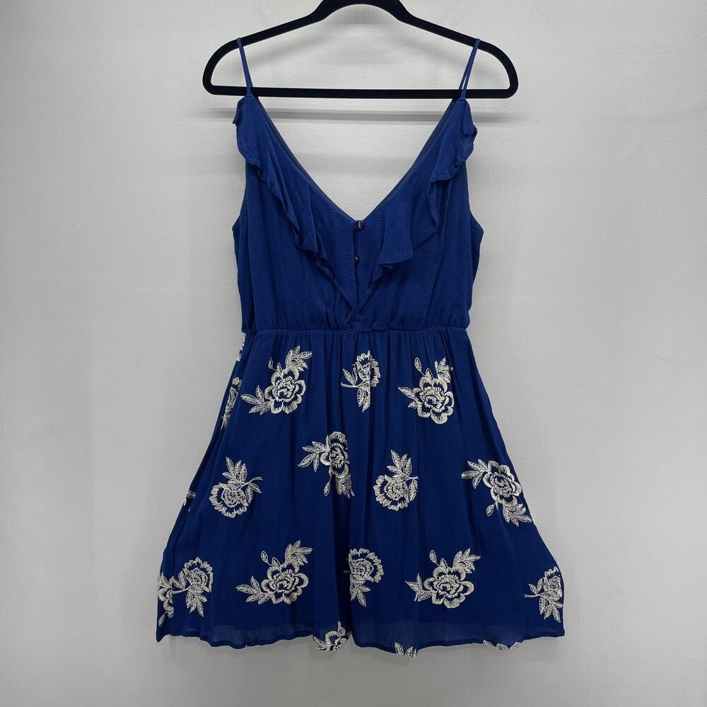 Francesca’s Mi Ami Floral Embroidered Dress‎ Womens Medium Blue White Ruffles